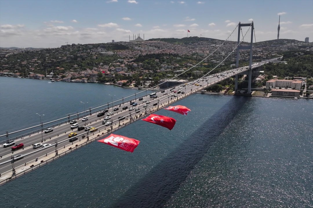 İstanbul Boğazı'nda Türk Bayraklarıyla Anlamlı Anma: 15 Temmuz'un 9. Yılı