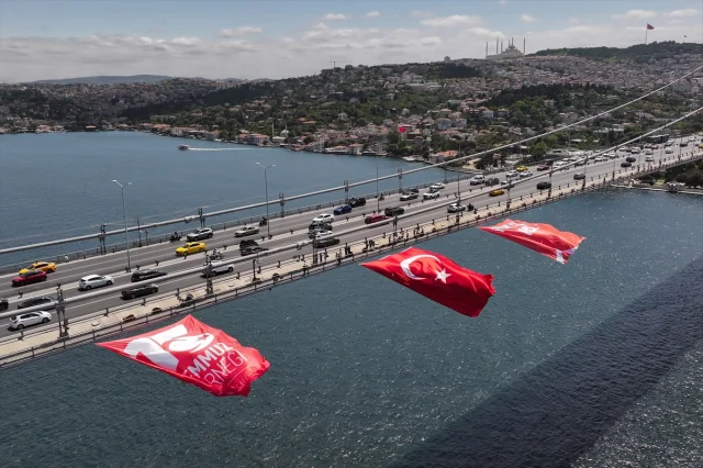 İstanbul Boğazı'nda Türk Bayraklarıyla Anlamlı Anma: 15 Temmuz'un 9. Yılı