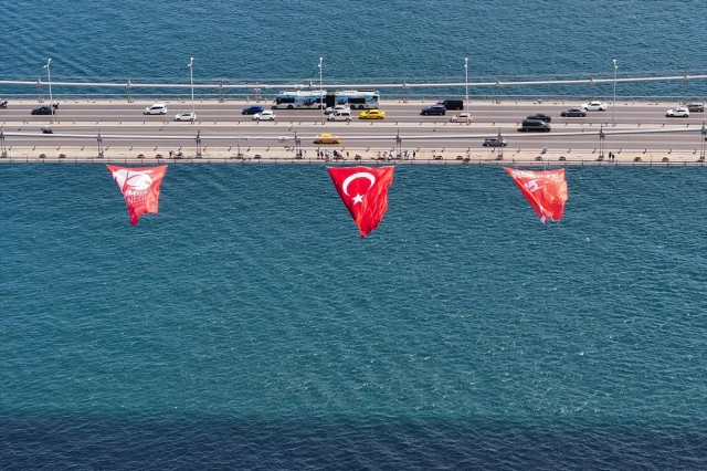 İstanbul Boğazı'nda Türk Bayraklarıyla Anlamlı Anma: 15 Temmuz'un 9. Yılı
