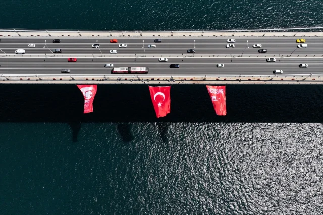 İstanbul Boğazı'nda Türk Bayraklarıyla Anlamlı Anma: 15 Temmuz'un 9. Yılı