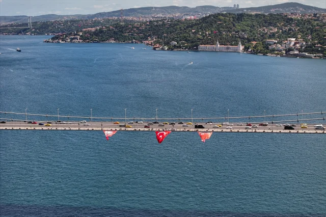 İstanbul Boğazı'nda Türk Bayraklarıyla Anlamlı Anma: 15 Temmuz'un 9. Yılı