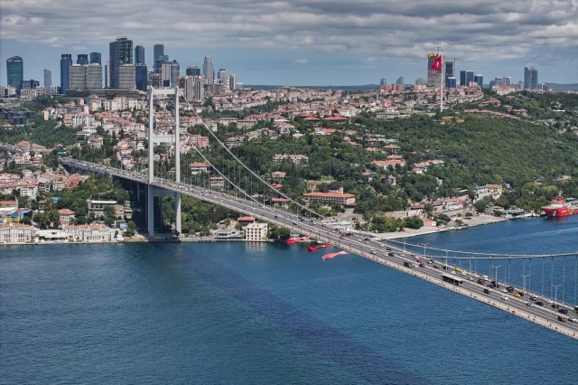 İstanbul Boğazı'nda Türk Bayraklarıyla Anlamlı Anma: 15 Temmuz'un 9. Yılı