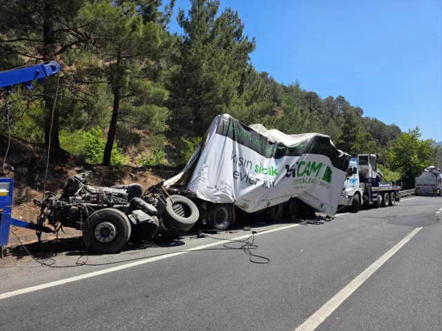 Adana'da Zincirleme Kaza: 3 Tır Çarpıştı, 1 Kişi Hayatını Kaybetti