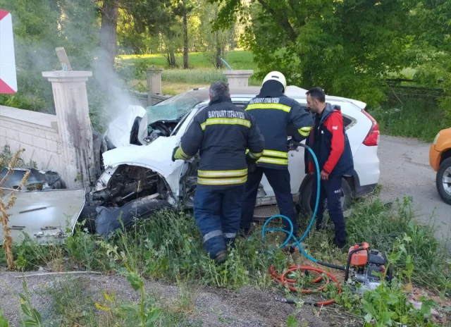 Bayburt'ta Kontrolden Çıkan Araç Kaza Yaptı Yaralı Var