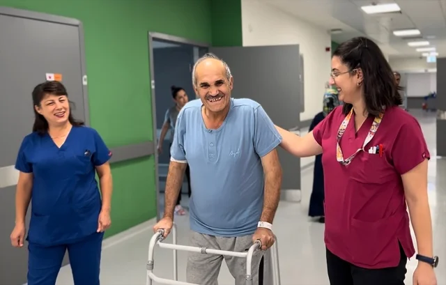 Manisa'da İlk Kez Yapılan Ameliyatla Yeniden Yürüdü