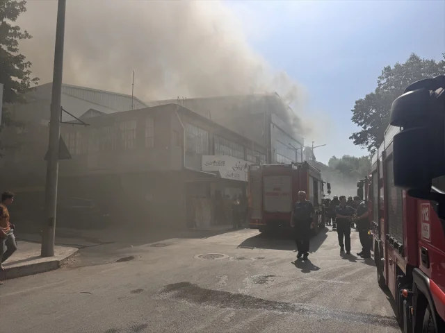 Bursa'da Tekstil Mağazasında Çıkan Yangın Korkuttu
