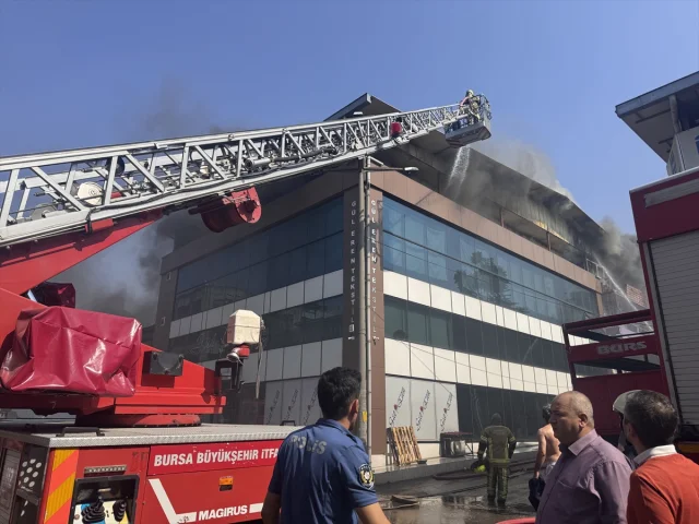 Bursa'da Tekstil Mağazasında Çıkan Yangın Korkuttu