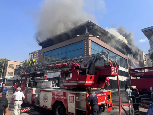 Bursa'da Tekstil Mağazasında Çıkan Yangın Korkuttu
