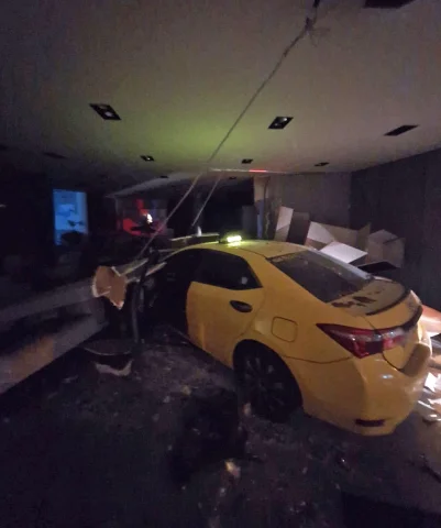 Mersin'de Olağanüstü Kaza: Taksi Mobilya Mağazasına Daldı