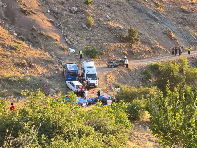 Adana'da Feci Kaza: Uçuruma Yuvarlanan Araçta Ölü ve Yaralılar Var