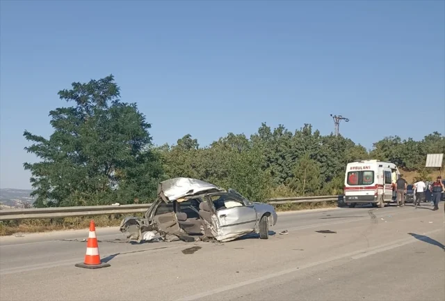 Çorum'da Korkutan Trafik Kazası: Yolcu Minibüsü ve Otomobil...