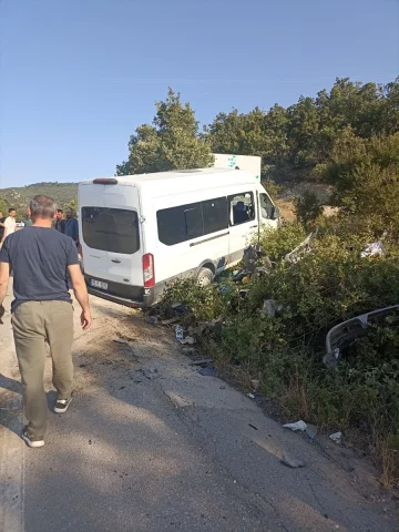 Çorum'da Korkutan Trafik Kazası: Yolcu Minibüsü ve Otomobil Çarpıştı