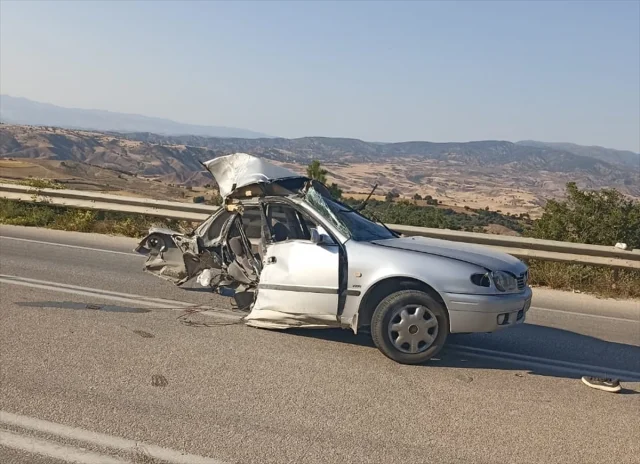 Çorum'da Korkutan Trafik Kazası: Yolcu Minibüsü ve Otomobil Çarpıştı