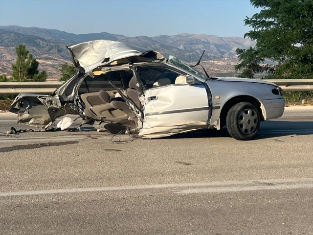 Çorum'da Korkutan Trafik Kazası: Yolcu Minibüsü ve Otomobil Çarpıştı
