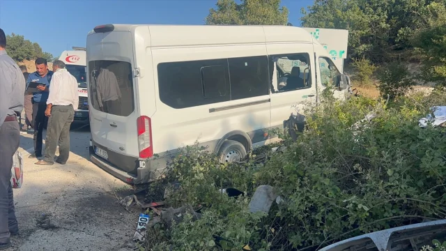 Çorum'da Korkutan Trafik Kazası: Yolcu Minibüsü ve Otomobil Çarpıştı