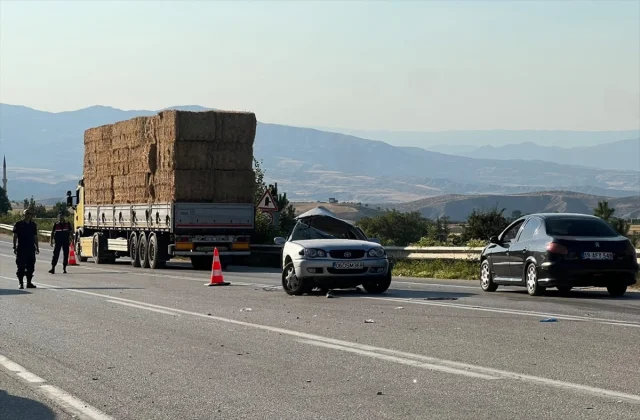 Çorum'da Korkutan Trafik Kazası: Yolcu Minibüsü ve Otomobil Çarpıştı