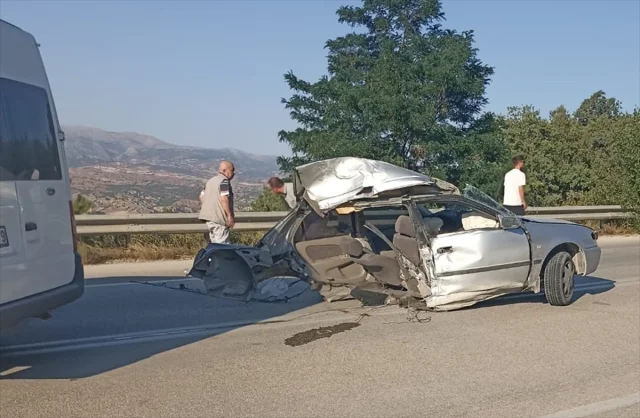 Çorum'da Korkutan Trafik Kazası: Yolcu Minibüsü ve Otomobil Çarpıştı