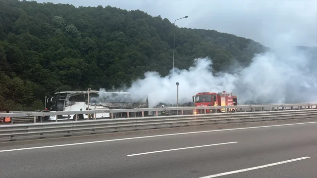 Düzce'de Otobüs Yangını İstanbul Yolunu Kapattı: Seyahat Aksaklıkları Yaşanıyor