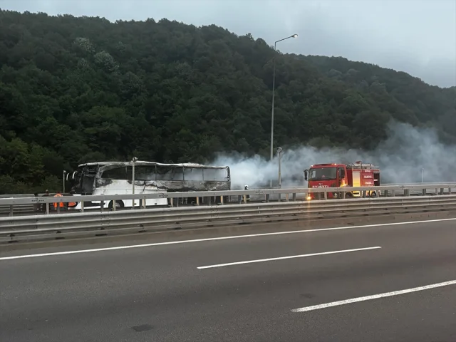 Düzce'de Otobüs Yangını İstanbul Yolunu Kapattı: Seyahat Aksaklıkları Yaşanıyor