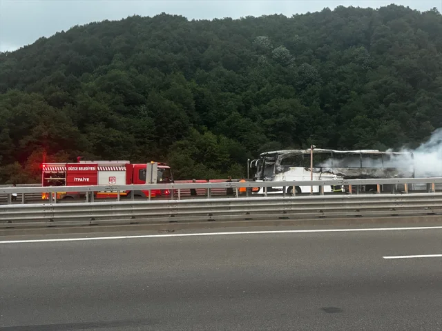 Düzce'de Otobüs Yangını İstanbul Yolunu Kapattı: Seyahat Aksaklıkları Yaşanıyor