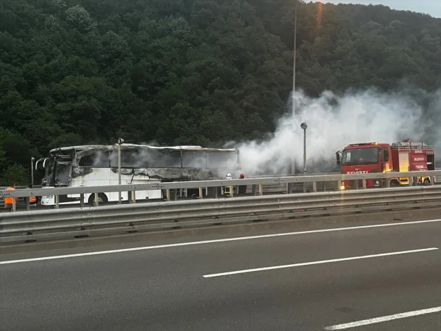 Düzce'de Otobüs Yangını İstanbul Yolunu Kapattı: Seyahat Aksaklıkları Yaşanıyor