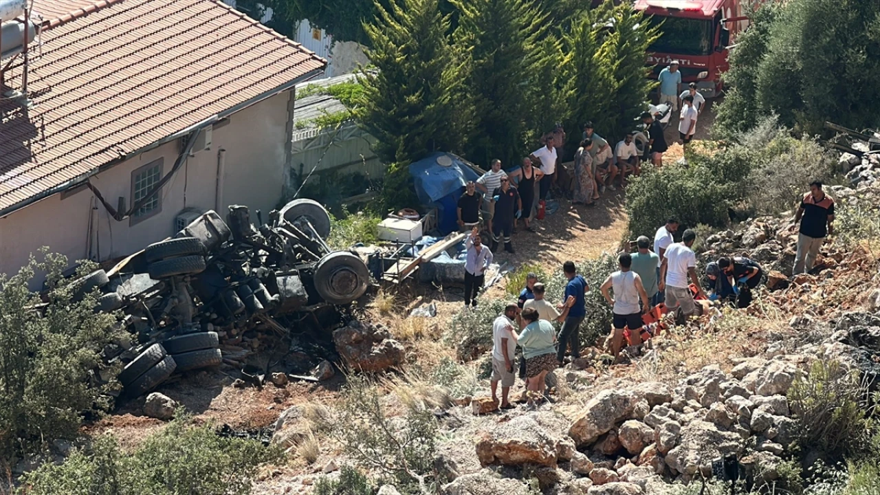 Antalya'da Uçuruma Devrilen Kamyon Felaket Getirdi