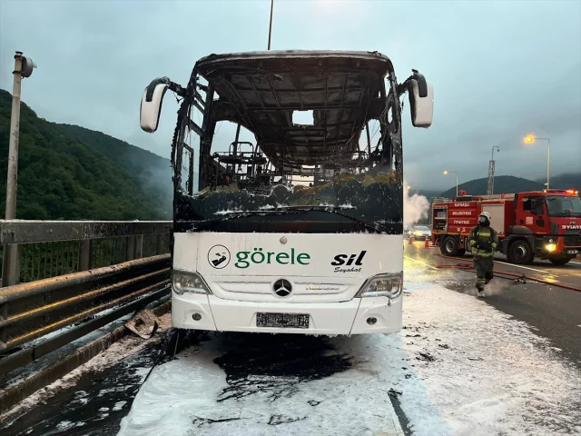 Anadolu Otoyolu'nda Düzce'de Yaşanan Otobüs Yangını Sonrası Yol Açıldı