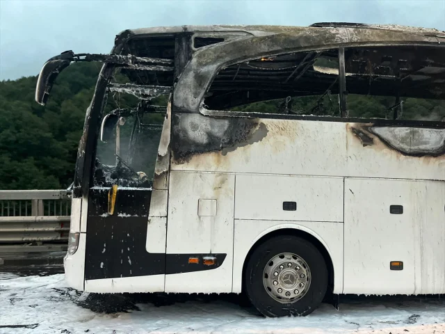 Anadolu Otoyolu'nda Düzce'de Yaşanan Otobüs Yangını Sonrası Yol Açıldı