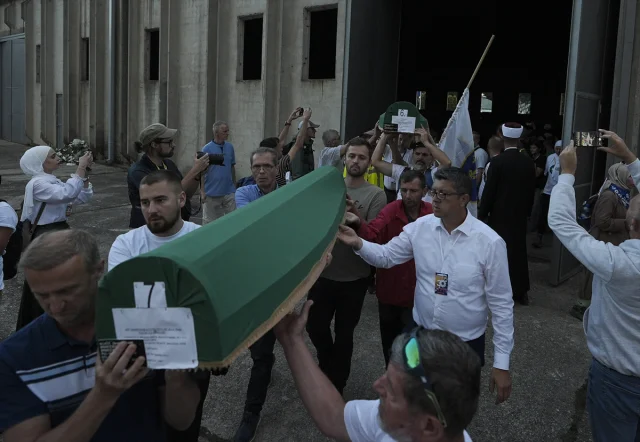 Srebrenitsa'nın Acı Mirası: 7 Kurban Daha Anıt Mezarlıkta Ebediyete Uğurlanacak