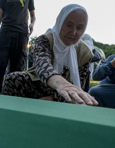 Srebrenitsa'nın Acı Mirası: 7 Kurban Daha Anıt Mezarlıkta Ebediyete Uğurlanacak