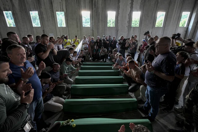 Srebrenitsa'nın Acı Mirası: 7 Kurban Daha Anıt Mezarlıkta Ebediyete Uğurlanacak