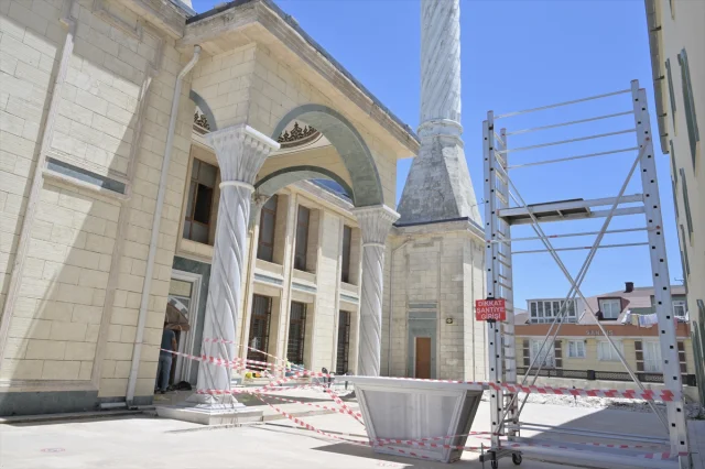 Esenyurt'taki Tarihi Cami Su Sızıntısından Kurtuluyor