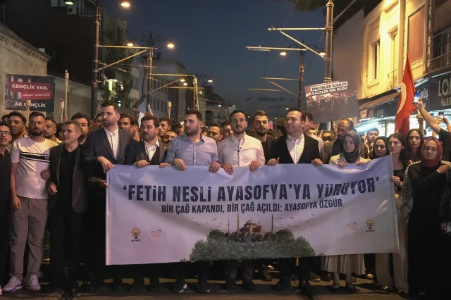 Gençlik Kolları Ayasofya'ya Fetih Yürüyüşü Düzenledi
