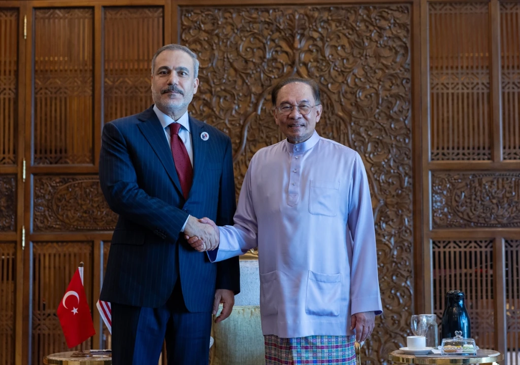 Bakan Hakan Fidan, Malezya Başbakanı Enver İbrahim ile Kuala Lumpur'da Görüştü
