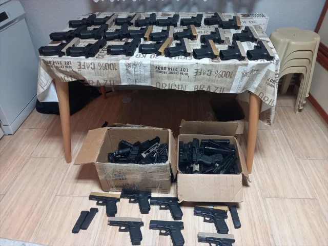 İzmir'de Geniş Kapsamlı Silah Kaçakçılığı Operasyonu