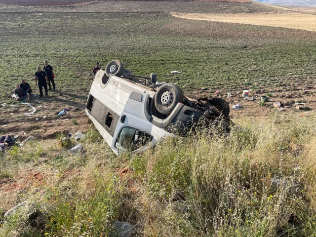 Konya'da Tarım İşçilerini Taşıyan Minibüs Devrildi: Yaralıla...