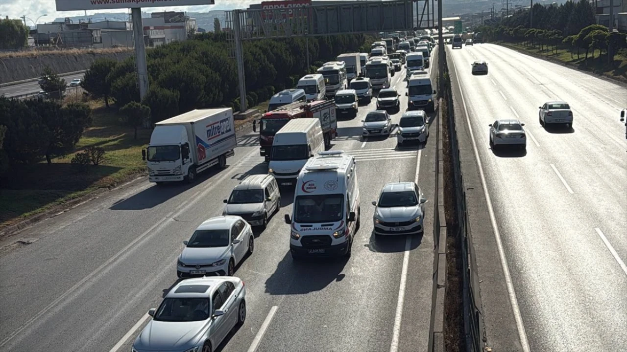 Kocaeli'de Zincirleme Kaza Trafiği Durdurdu