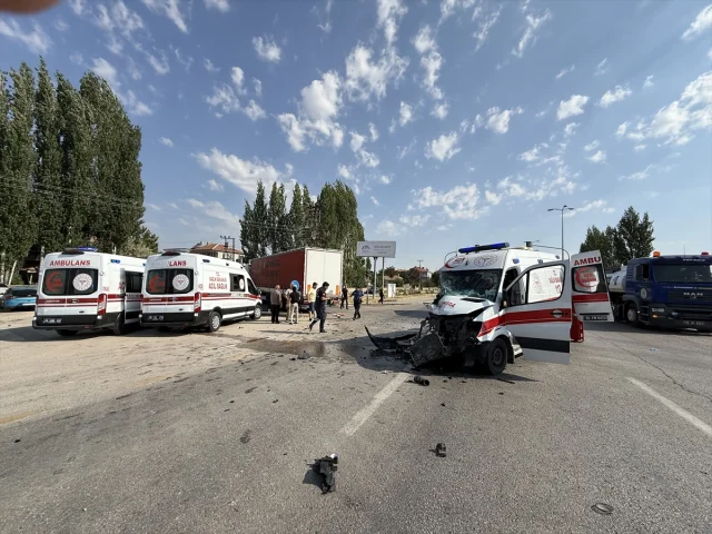 Ankara'da Ambulans ile Tır Çarpıştı Herkes Şokta