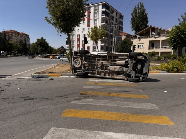 Aksaray'da Servis Minibüsü ve Otomobil Kazası: 8 Öğrenci Yaralı