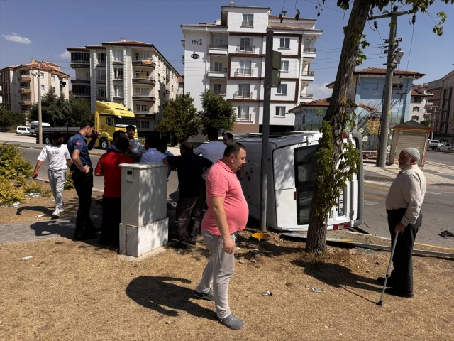 Aksaray'da Servis Minibüsü ve Otomobil Kazası: 8 Öğrenci Yaralı
