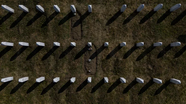 Srebrenitsa Soykırımı'nın 30. Yılında Potoçari'de Hüzünlü Sessizlik