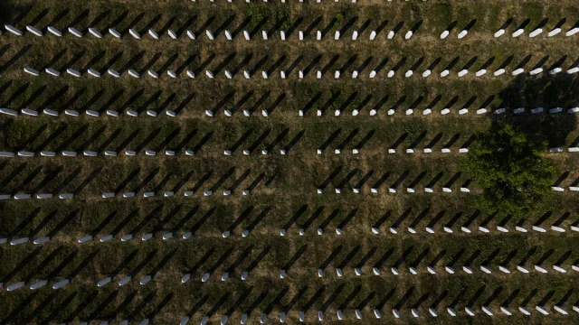 Srebrenitsa Soykırımı'nın 30. Yılında Potoçari'de Hüzünlü Sessizlik