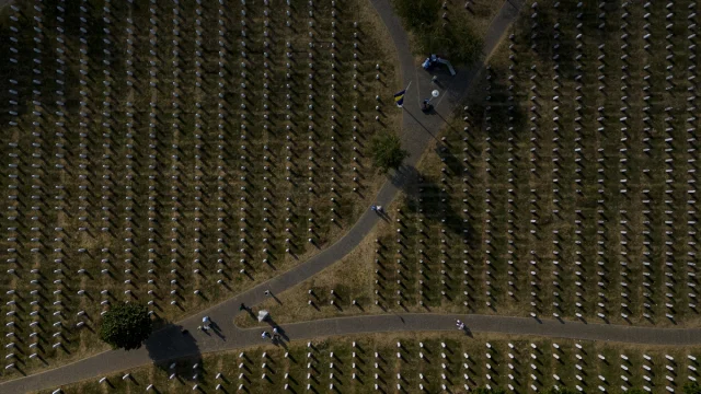 Srebrenitsa Soykırımı'nın 30. Yılında Potoçari'de Hüzünlü Sessizlik