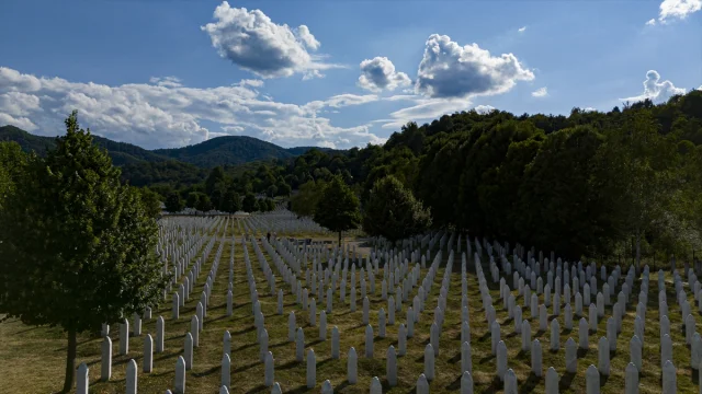Srebrenitsa Soykırımı'nın 30. Yılında Potoçari'de Hüzünlü Sessizlik