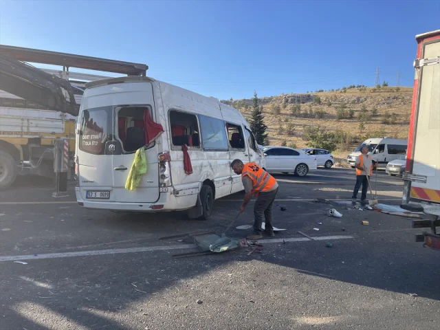Şanlıurfa'da Feci Trafik Kazası: 13 Yaralı