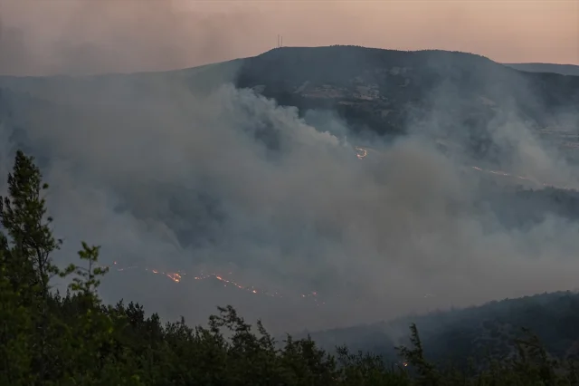 Bursa-Balıkesir Sınırında Çıkan Orman Yangını Söndürülmeye Çalışılıyor
