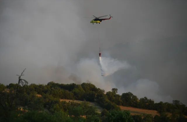Bursa ile Balıkesir Arasındaki Orman Yangınına Karadan ve Havadan Müdahale Ediliyor