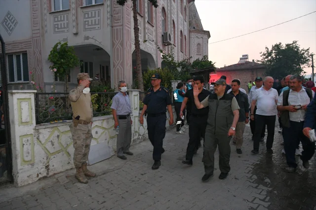 Bursa ile Balıkesir Arasındaki Orman Yangınına Karadan ve Havadan Müdahale Ediliyor