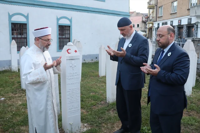 Ali Erbaş, Bosna Savaşı'nda Şehit Düşen Selami Yurdan'ın Kabrini Ziyaret Etti