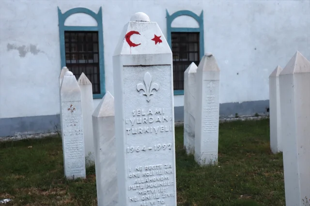 Ali Erbaş, Bosna Savaşı'nda Şehit Düşen Selami Yurdan'ın Kabrini Ziyaret Etti
